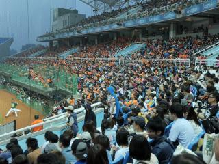 根據中華職棒聯盟的數據顯示，今年打完13場例行賽後，已吸引13萬7921人進場看球，平均每場吸引1萬609人的球迷進場。圖：中央社資料照片   