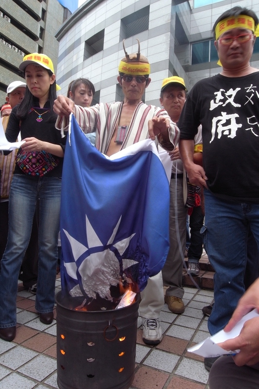 族人在群情激憤下，拿出國民黨黨旗焚燒，不過很快就被警方以滅火器撲滅。圖片：楊宗興/攝   
