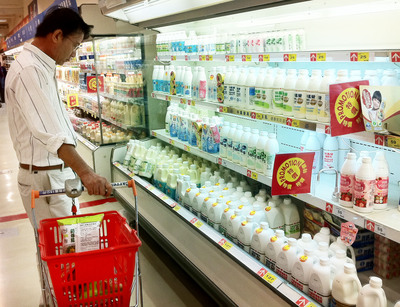 中研院今天公布「國家食品安全維護及環境毒物防治體系」建議書，內容指出，台灣應參考國外，要求食品應強制標示牛奶等易引發過敏的成份。圖：中央社資料照片。   