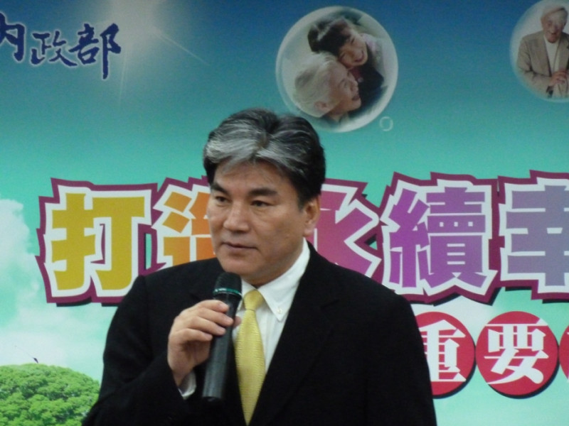 內政部長李鴻源22日表示，要幫助弱勢「自力脫貧」，將規劃推廣「平民銀行」。圖片：謝莉慧/攝   