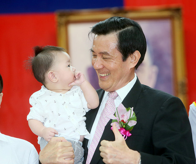 對於去年新生兒人數比預期的多，總統馬英九4日表示，「我開心死了！」圖：總統府提供   