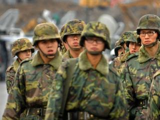 批軍訓役男入伍訓期末鑑測成績約有300餘人未達合格標準，約佔總人數的1/9；軍方將在專長訓加強不合格者體能與戰技要求，提高鑑測合格率。圖片來源:中央社資料照片   