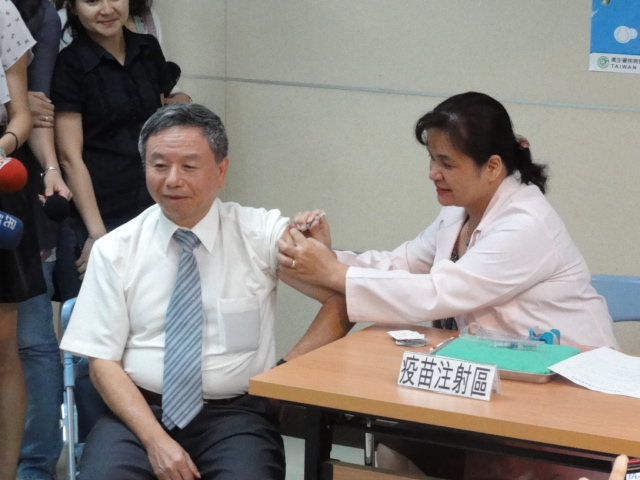 衛生署長楊志良捲袖接受流感疫苗施打，並呼籲國人踴躍接種。王鼎鈞/攝   