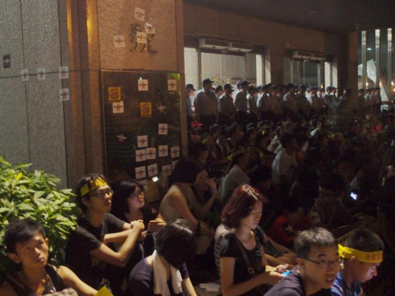 上千名民眾占據內政部四面大門。圖：陳柔伊/攝   