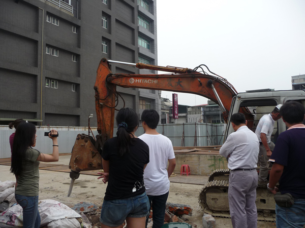 學生在18號地監視施工有無越界。圖：陳昱瑾/攝。   