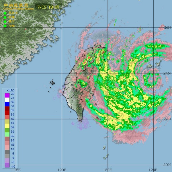 根據氣象局今（12）日晚間7點的資料顯示，蘇力的暴風圈已在晚間5點左右接觸台灣東北部陸地。圖：翻攝自中央氣象局   