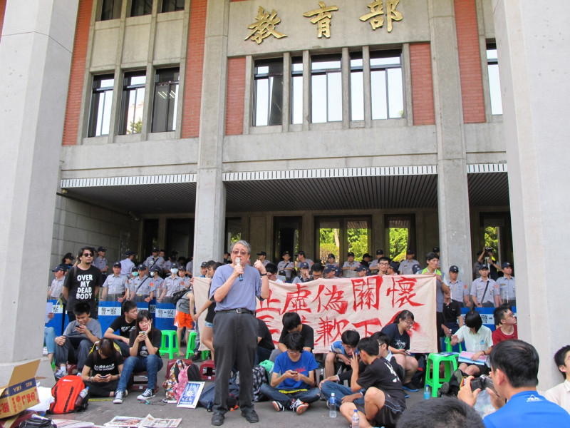 抗議學生31日上午持續佔領教育部廣場。圖：林朝億/攝   