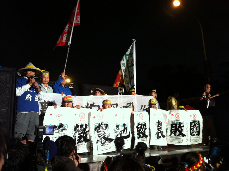 一年一度的社運秋鬥活動傍晚在凱達格蘭大道登場，今年秋鬥匯集數十團體，議題呈現豐富多元面貌，主辦單位還將「電音搖頭趴」搬到凱道，讓所有參與民眾一起向藍綠「搖頭」。圖片來源：楊宗興/攝&nbsp;&nbsp;&nbsp;