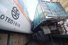 疑似闖越平交道的貨車17日行經桃園縣埔心火車站附近，與一列台鐵太魯閣號列車相撞，貨車被拖行300多公尺，車體夾在月台上。圖片來源：中央社。   
