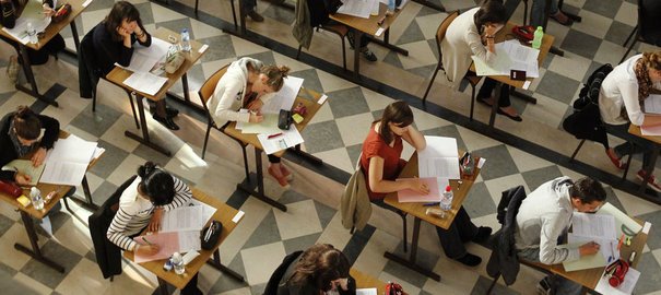 圖為法國高中生考試的場景。圖片來源：翻攝自網站。   