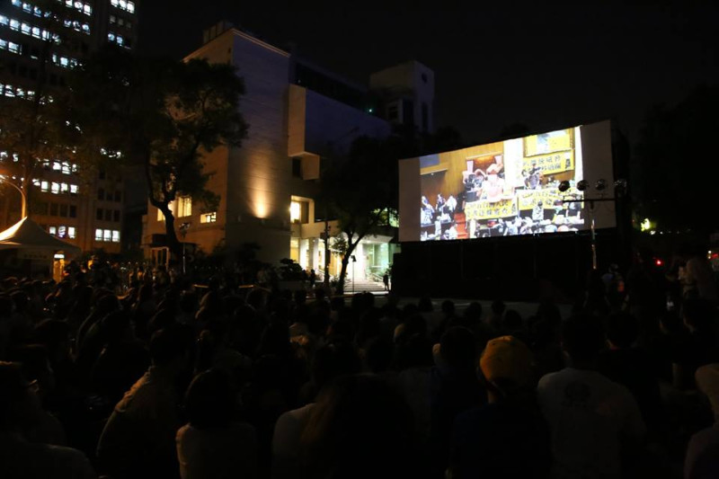 上千人在立法院濟南路上看《太陽‧不遠》。圖3之3：林雨佑/攝   