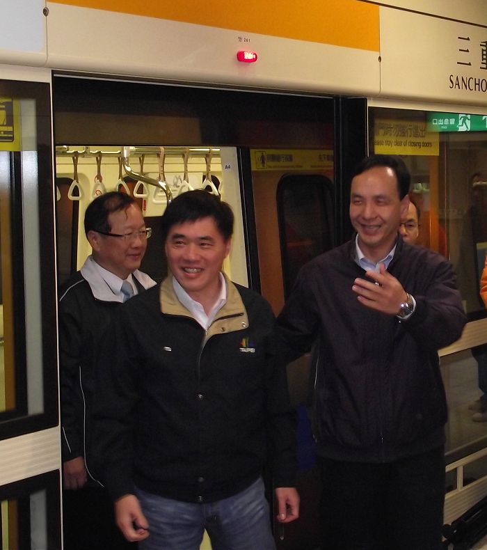 新北市長朱立倫、台北市長郝龍斌今（2）日上午視察捷運新莊線，同時宣布1月5日下午2點正式通車，並免費試乘1個月。圖片：陳冠廷/攝   