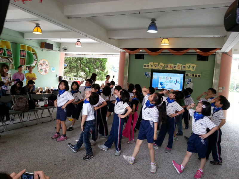 董氏基金會今（14）日動員30名小朋友一同大跳「我就是愛喝水」舞蹈，鼓勵孩童培養喝水習慣。圖：陳沛佑/攝   