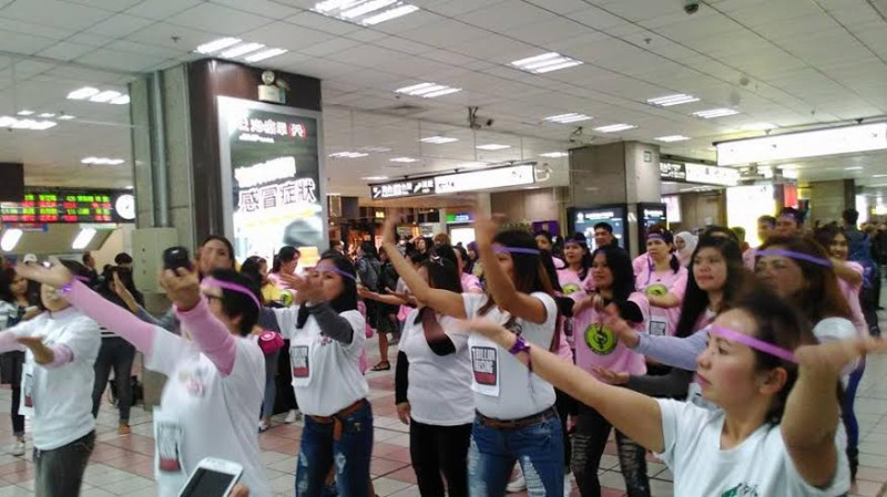 移工國際台灣分會等團體22日下午在台北車站大廳舉行「十億人站起來」（One Billion Rising），現場有數十人參與主題舞蹈表演。圖：移工國際台灣分會提供   