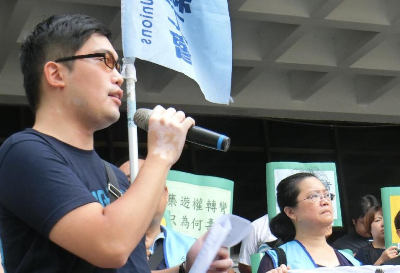 台灣人權促進會法務主任許仁碩呼籲檢察官考量聲援者對公共事務提出意見的言論自由，莫讓國家成為資方壓制陳抗者的打手。圖：楊淳卉/攝   