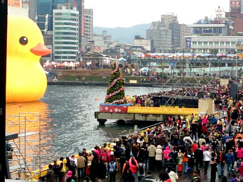 黃色小鴨在台灣引起熱潮，近日移到基隆卻發生設計人霍夫曼因不滿「商業化」而拒絕出席開幕活動等爭議。圖：何宗勳提供   