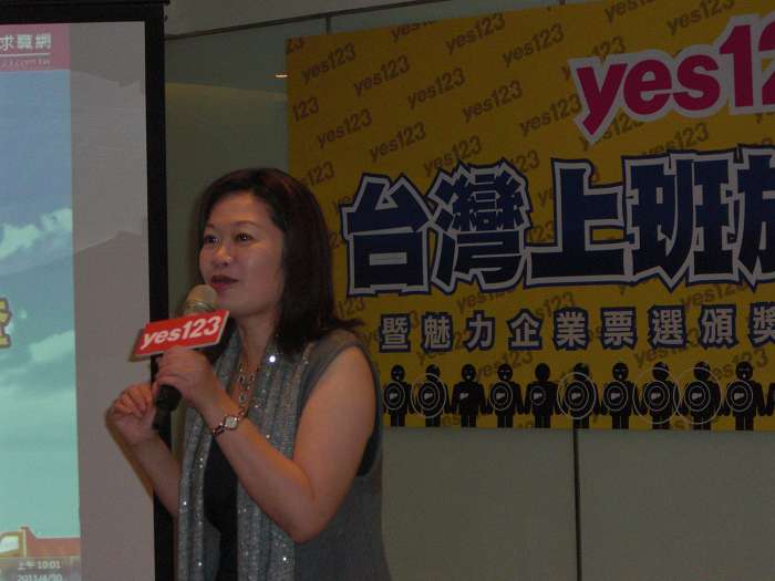 yes123求職網副總經理邱文仁今(30日)發表「上班族爆肝指數」問卷調查結果。圖片：黃沛云/攝   