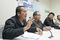民進黨立委潘孟安（右 2）18日舉行記者會，批原能會把核安演習變成「核安演戲」，根本是在虛應故事，不顧人民生命安全，會中並邀恆春鎮民代表及里長說明。圖片來源：中央社   