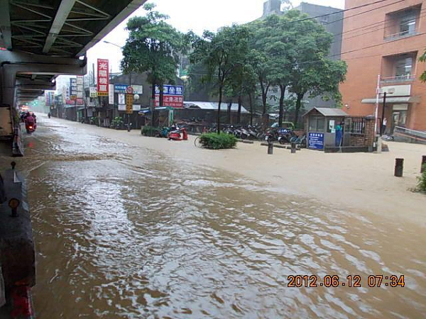 超大豪雨讓北台灣不少地方成為汪洋，新北市中、永和地區通往台北市的重要道路基隆路早上淪為一條小河。圖片來源：翻攝自臉書   