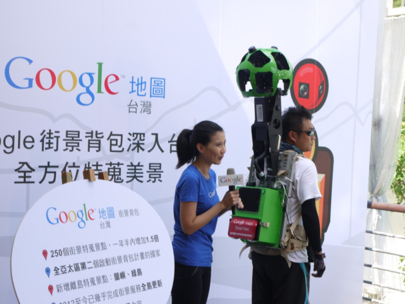「街景背包」於今(16日)在新北市碧潭風景區首次亮相,google發言人魏薌君(左)介紹街景背包。圖2之2:陳亭羽/攝