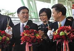籌備多時的「2010台北國際花卉博覽會」 6日正式開幕，台北市長郝龍斌（左）與花博總執行長陳雄文（右），在開幕剪綵後高舉剪刀彼此相望，情緒高昂。圖片來源:中央社   