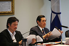 國民黨主席馬英九（右）與秘書長金溥聰（左），22日出席國民黨中常會，聽取內政部長江宜樺報告社會住宅的規劃狀況。圖片來源：中央社   