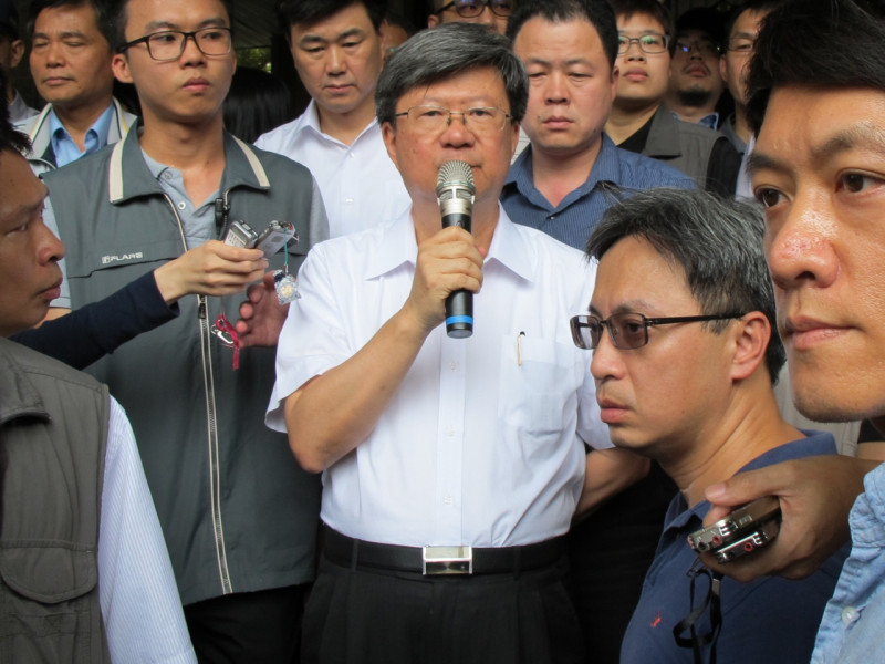 教育部長吳思華31日在警方保護下出面與學生對談。圖：林朝億/攝   