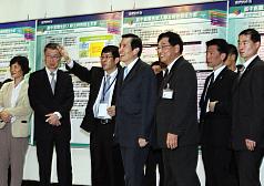 總統馬英九（左4）、行政院長陳冲（左2）25日出席12年國教入學方式說明記者會。圖片來源：中央社。   