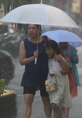 輕度颱風「潭美」逐步逼近台灣，新竹縣、市政府宣布今（21）日中午12點起停止上班上課。圖：中央社   