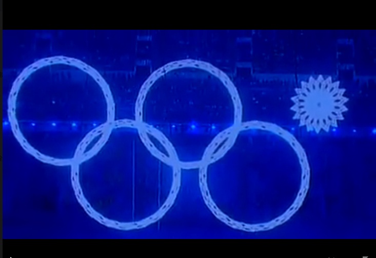 索契（Sochi）冬季奧運開幕典禮中，原本應該由雪花綻放為奧運五環圖案的演出，最後只剩下四環綻放，最右上方的一環則卡住不動，維持雪花模樣。一般認為，應該是技術問題所導致。圖：翻攝電視畫面   