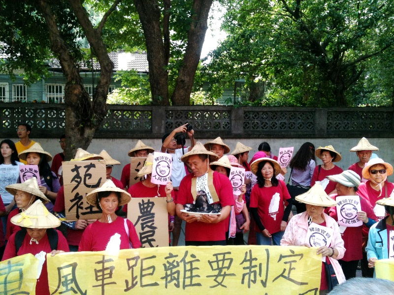 針對苗栗苑裡設置的風力發電機距民宅過近的問題，50多名苑裡反瘋車自救會的鄉親今（3）日北上抗議。圖3之1：王立柔/攝   