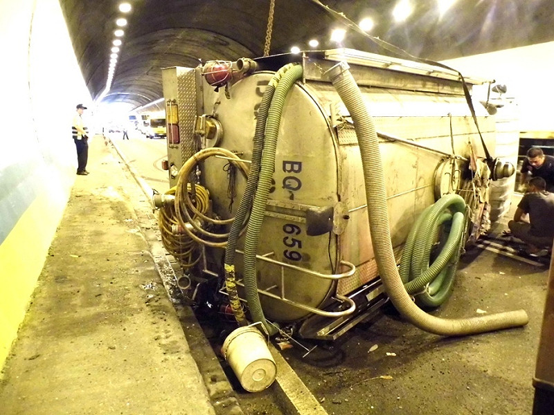 車子在高速公路上爆胎，司機還在高速行駛中急踩剎車，就會像這輛水箱車一樣翻覆。圖：陳權欣/攝&nbsp;&nbsp;&nbsp;