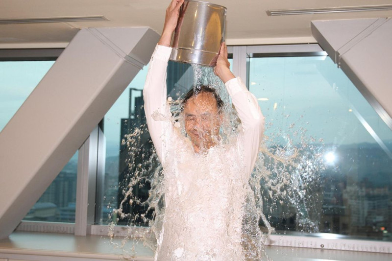 新北市長朱立倫昨天接下國民黨台北市長參選人連勝文的「冰桶挑戰」，並於今（19）日上午在臉書公開淋冰水的照片。圖：翻攝自朱立倫臉書   