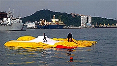 基隆港展出的黃色小鴨在2013年的最後一天自爆消風，像荷包蛋一樣攤在港邊。圖：中央社資料照片   