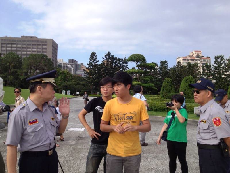 驅趕時，警察與現場學生發生言語爭執。圖片3-2來源：王立柔/攝   