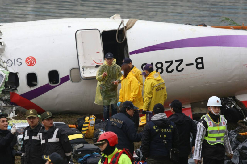 復興航空班機墜入基隆河，5日搜救人員仍在進行搜救。圖：林雨佑/攝   