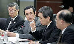 總統馬英九（左2）15日視察原子能委員會，聽取原能會、經濟部與國科會等單位簡報，了解日本核安危機是否會對台灣造成影響，及相關應變措施。圖片來源：中央社   