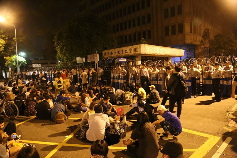 凌晨4點40分，濟南路陸委會大樓前現場仍有3、400名民眾抗議。圖：林雨佑/攝   