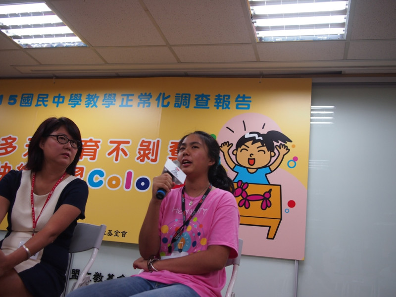 陳安儀與蘇雨桐母女說明受到國中教學不正常所苦的親身經歷。圖:何星瑩/攝   