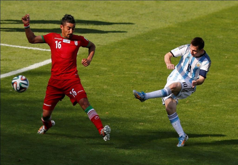 巴西世足賽阿根廷對上伊朗，阿根廷救世主梅西在傷停補時間，找到空隙以一記弧線球從左上角破門，助球隊進級16強。圖片來源:達志影像/路透社   