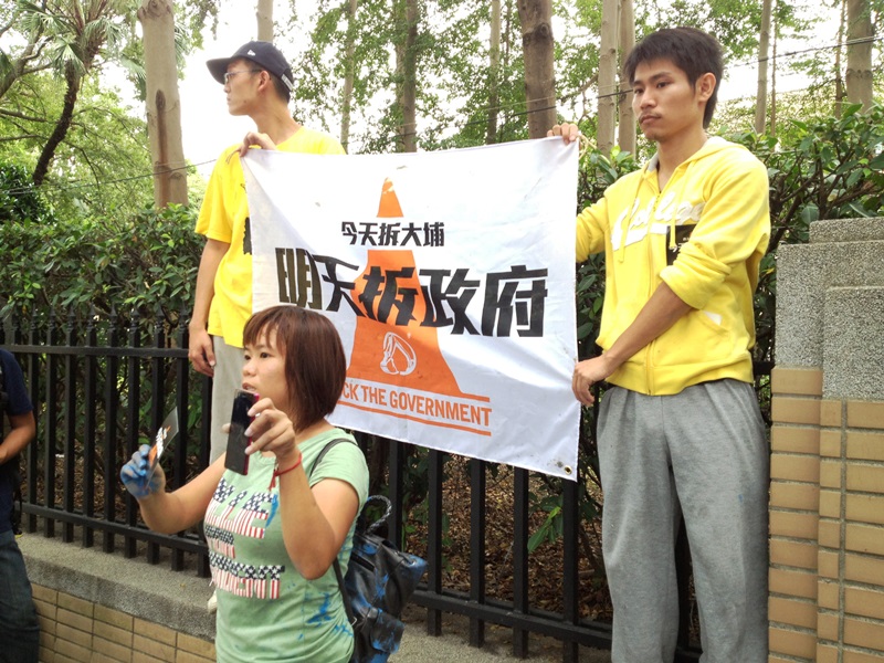 抗議學生黃燕茹在行政院外強調，真正砸了行政院招牌的是行政院自己。圖3之1：王立柔/攝   
