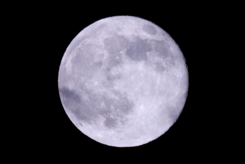 今年中秋月不圓，滿月將是在隔天傍晚5點17分。資料照片：鐘世鈞/攝   