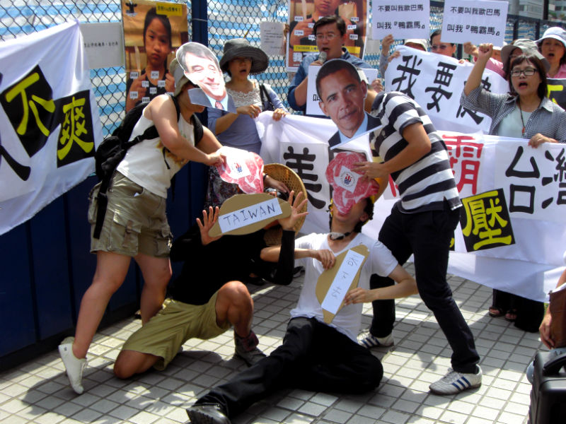 全國食品安全聯盟今天上午前往AIT，扮演歐巴馬及司徒文，抗議美方強勢要求台灣開放含瘦肉精牛肉。圖：翁嫆琄/攝。   