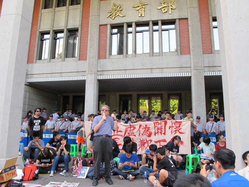 抗議黑箱課綱學生已經第5天佔領教育部廣場。圖：新頭殼資料照片   