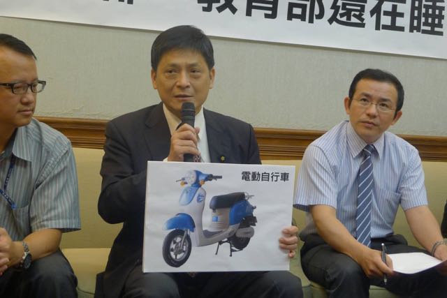 針對近年來學生駕駛電動自行車意外頻傳，台灣團結聯盟立委賴振昌15日上午召開記者會要求交通部做相關因應。圖：陳毅龍/攝   