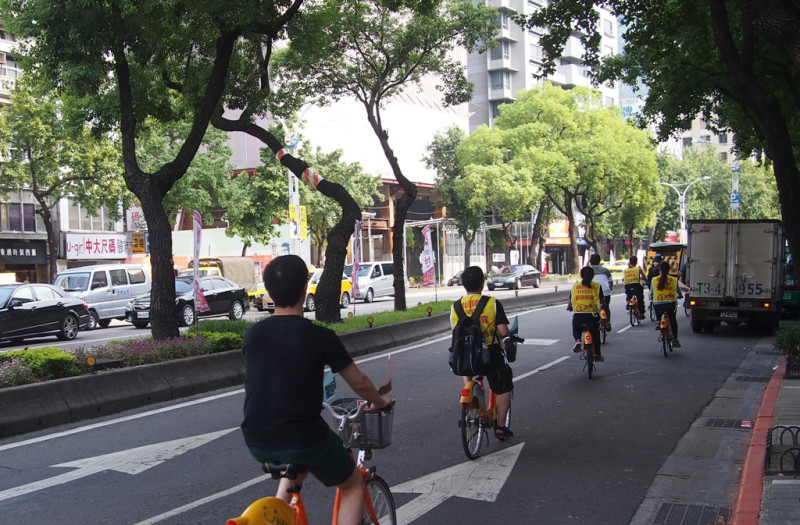 Hydis工人台灣遠征團16日下午舉行「環台北腳踏車遊行宣傳」，以騎乘U-bike的方式，在台北多處街頭宣傳抗爭訴求。圖:何星瑩/攝   
