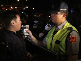 行政院昨（18）晚透過新聞稿表示，如駕駛人拒絕接受酒測，執行員警可依照專業判斷，逮捕駕駛人，並強制進行酒測。圖：中央社資料照片   