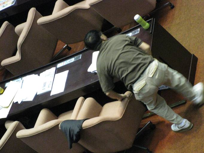 民進黨幹事長潘孟安在雙方陣營互嗆時，突然跑到台下座位摸索出一個哨子。圖：林朝億/攝   