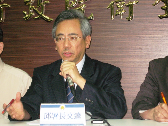 衛生署長邱文達（左）31日說明政府因應塑化劑危機的相關作法。圖片：林朝億/攝。   