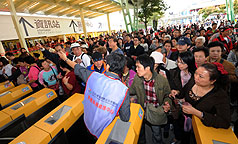 台北花博6日登場，民眾一早在圓山公園區爭豔館前大排長龍等候入園，不過門票感應刷卡系統不時亮起紅燈，許多民眾卡在入口處，工作人員趕忙引導紓解人潮。圖片來源：中央社   